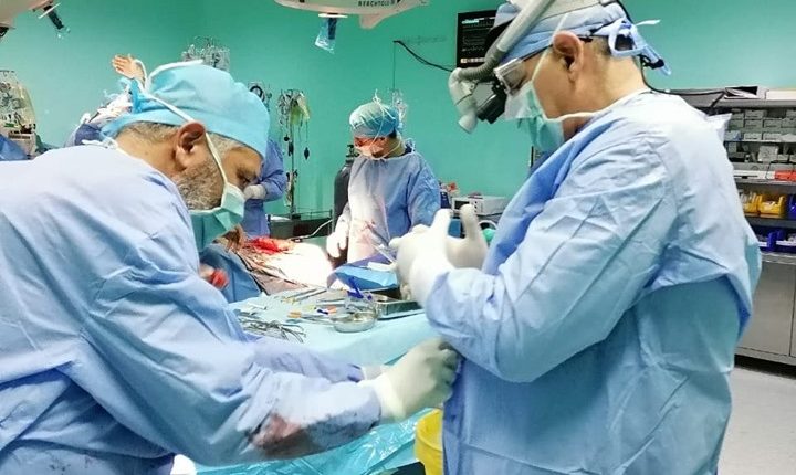 بالصور…وزير الصحة يجري عملية قلب مفتوح لمريض في مستشفى حمزة