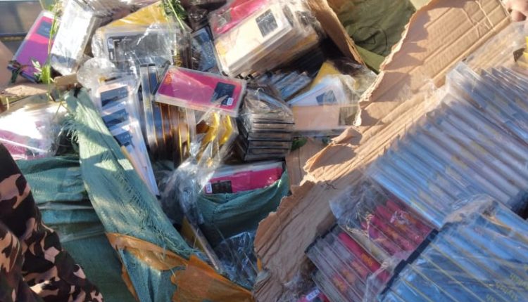 بالصور…الجمارك تحبط تهريب سيارة محملة باكسسوارات اجهزة خلوية