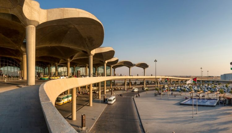 الرزاز: فتح المطار نهاية الشهر الحالي بشكل محدود لدول لا تزيد خطورة عن الأردن