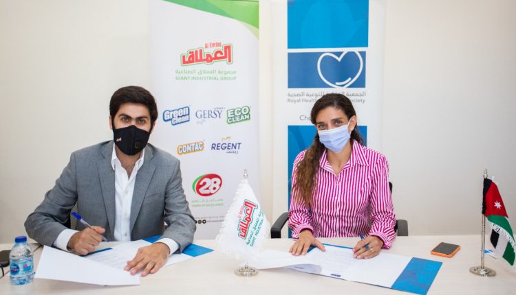 العملاق الصناعية تتبرع بمعقمات للمدارس المشاركة في برامج الجمعية الملكية للتوعية الصحية