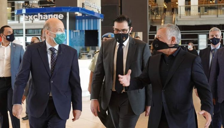 بالصور…الملك يؤكد ضرورة تطبيق الإجراءات الصحية والوقائية في مطار الملكة علياء الدولي لضمان سلامة المسافرين