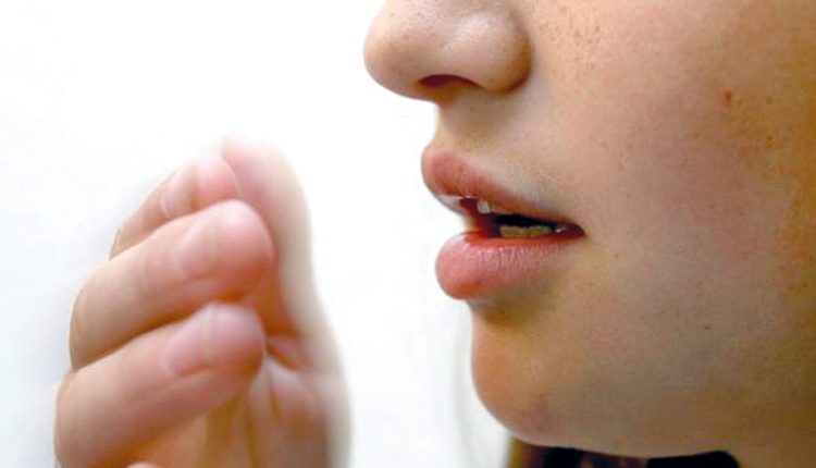 أسباب رائحة الفم الكريهة وعلاجها