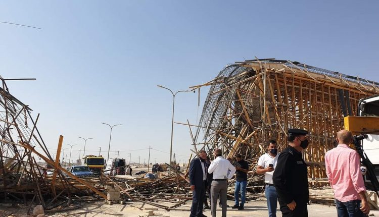 4 اصابات في انهيار بوابة قيد الانشاء في منطقة رحاب بالمفرق .صور