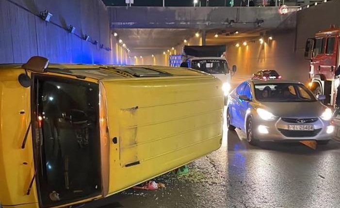 انقلاب مركبة في نفق صويلح باتجاه عمّان يتسبّب بأزمة سير