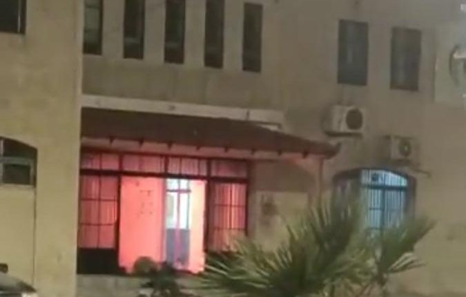 احراق مبنى مديرية تربية معان احتجاجا على نتائج الانتخابات