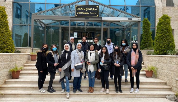 وفد طلابي من الجامعة الألمانية الأردنية يزور مركز العلاج بالخلايا الجذعية