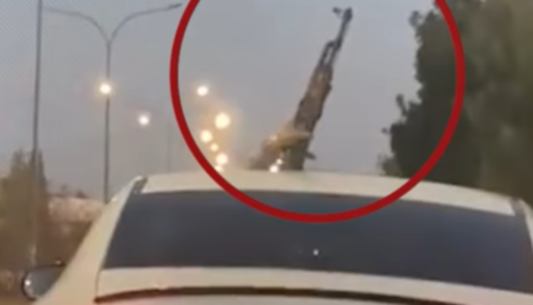 الامن العام : القاء القبض على الشخص الذي ظهر وهو يطلق عيارات نارية بالهواء من داخل إحدى المركبات .