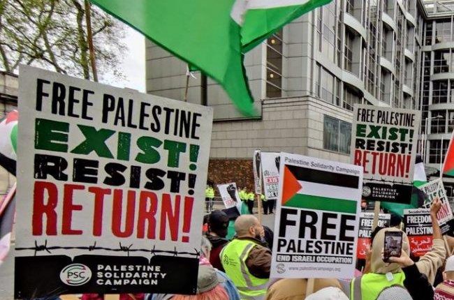 منظمات بريطانية، يتظاهرون أمام السفارة الإسرائيلية في لندن لإدانة اعتداءات الاحتلال
