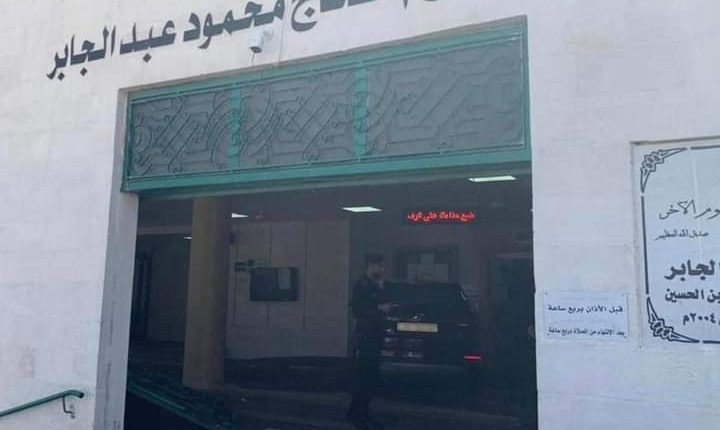 سيارة تقتحم مسجداً في عمان وتقف بجوار المصلين .. صور