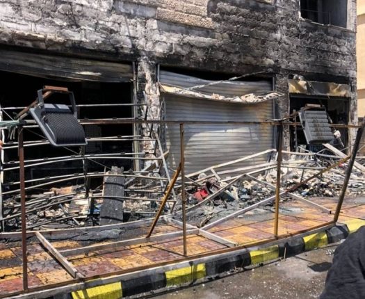 حريق كبير يلتهم العديد من المحلات في مدينة العقبه