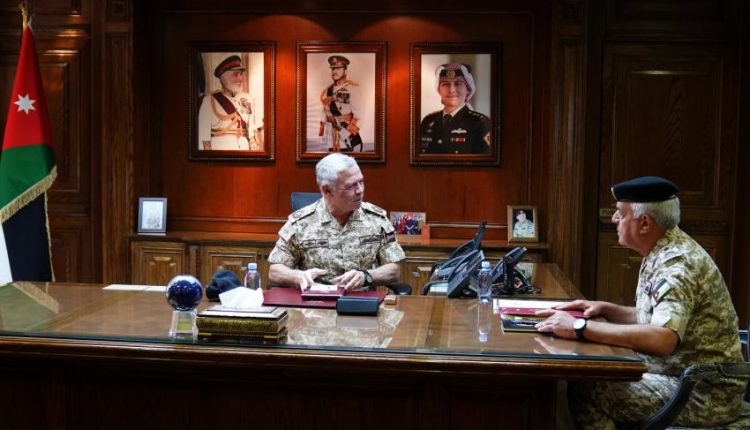 الملك يزور القيادة العامة للقوات المسلحة الأردنية الجیش العربي