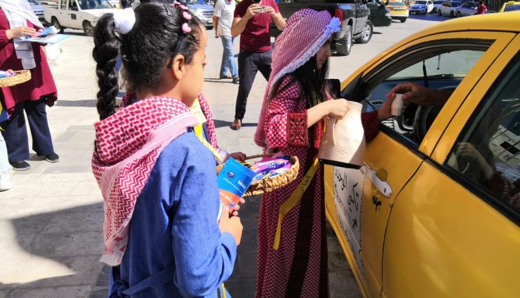 طالبات في مادبا يوزعن البروشورات على السائقين بمناسبة يوم المرور العالمي