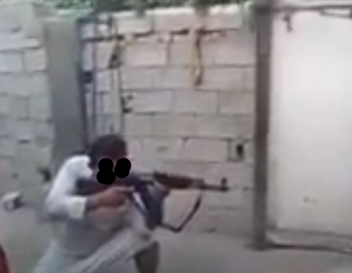 مازحها بطلقة .. فيديو لقناص حاول اغتيال ابنته يهز العراق