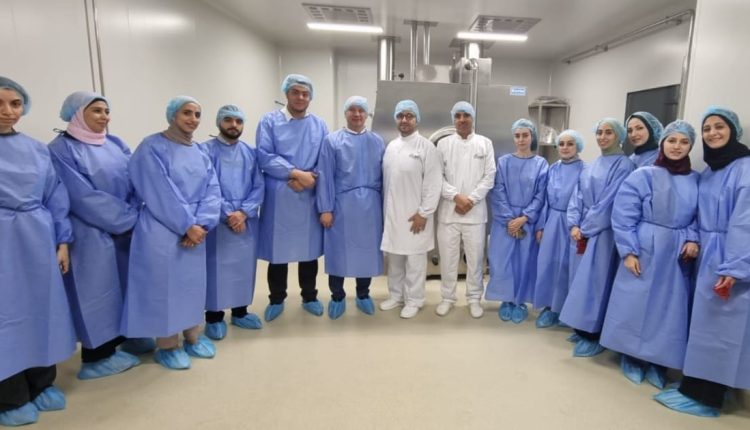 وفد من طلبة الدراسات العليا بجامعة البترا يزور شركة اتقان للصناعات الدوائية