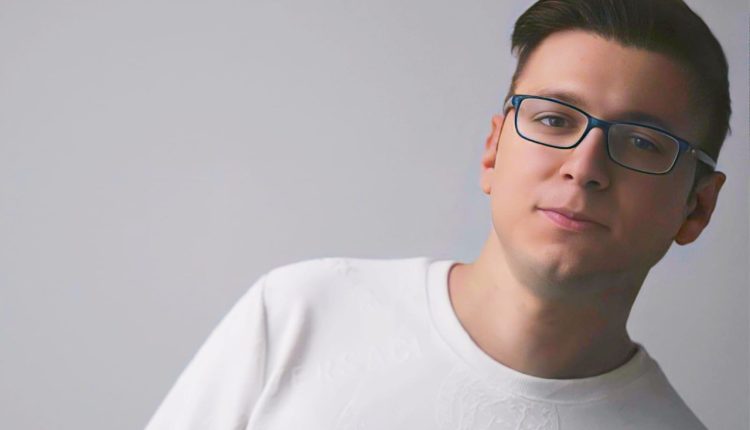 احمد القاق يطلق أغنية جديدة بعنوان ” ملناش غير بعض ” !