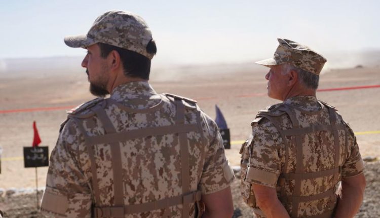 الملك وولي العهد يتابعان التمرين التعبوي “النور الساطع”