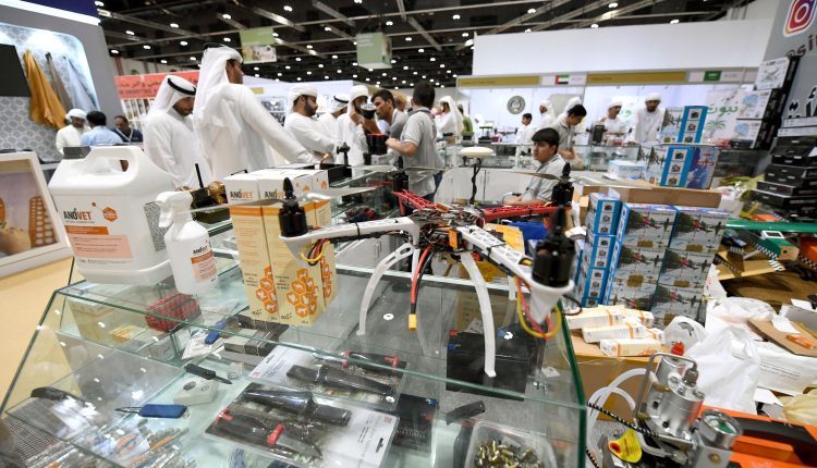 معرض أبوظبي الدولي للصيد يُقدّم لجمهوره أدوات الصقارة التقليدية وتطوّراتها الحديثة