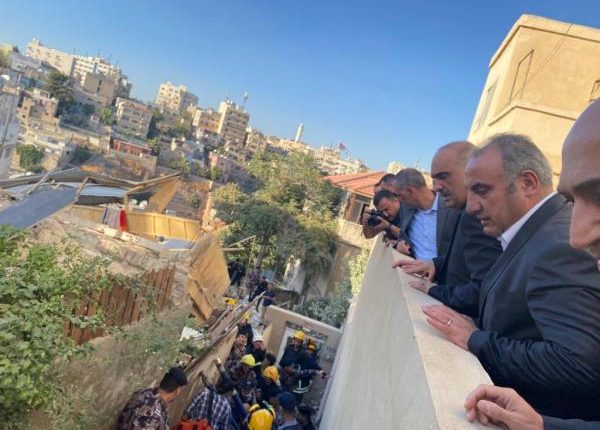 الحكومة في موقع انهيار العمارة باللويبدة
