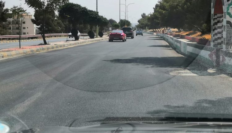 مادبا…مواطنون المطبات لازالت موجودة في طريق الغربي رغم انه لم يمضي على الخلطة الازفلتية اسبوع