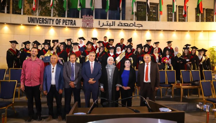 مركز التعليم المستمر بجامعة البترا يخرج طلبة الدبلوم التدريبي
