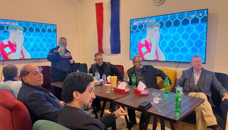 السفير الإيراني يحتفل بفوز منتخب بلاده في قرية كأس العالم في سوق عنبر “متحف القهوة”