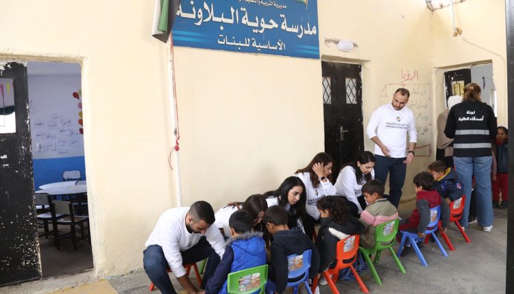 (الأردني الكويتي) يوزّع الملابس على طلاب مدارس في مادبا