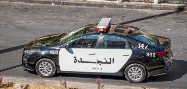 تعرض سائق تكسي لهتك العرض والسرقة والايذاء باسلحة حادة من قبل شابين في عمان. تفاصيل