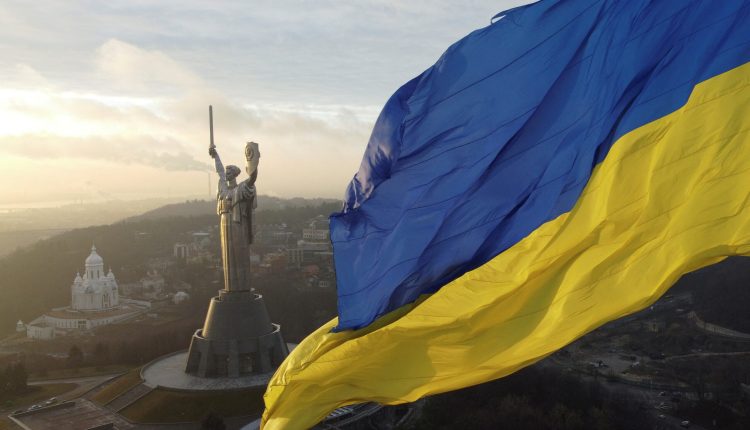 لغز السائل الأحمر”.. تهديدات تلاحق بعثات دبلوماسية أوكرانية