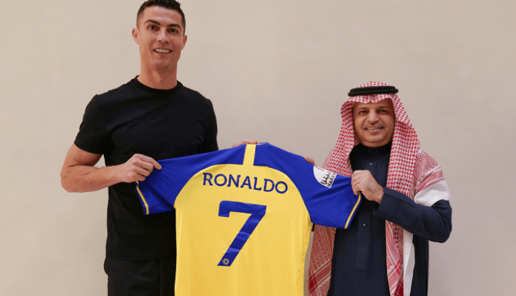 رسميا.. كريستيانو رونالدو يتعاقد مع  النصر السعودي حتى2025