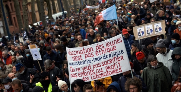 خميس أسود في فرنسا.. إضراب عام يشلّ البلاد.. واتهامات لماكرون بـ”الهرب”.. والسبب؟