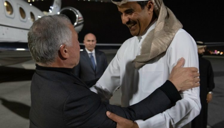 الملك يصل إلى الدوحة..وأمير قطر في استقباله