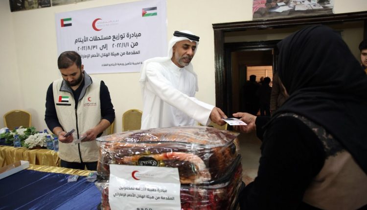 سفارة دولة الإمارات اشرفت على مبادرة مقدمة من هيئة الهلال الأحمر الإماراتي لتوزيع كفالات الأيتام لنحو (4500) يتيم،
