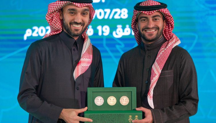 البطل العالمي يزيد الراجحي يتلقى تكريماً من وزير الرياضة الأميرعبد العزيز بن تركي الفيصل لإنجازاته التاريخية في رياضة السيارات السعودية