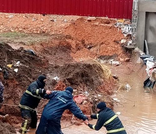 الامن.انقاذ 6 اشخاص داهمتهم مياه الامطار في محافظة إربد