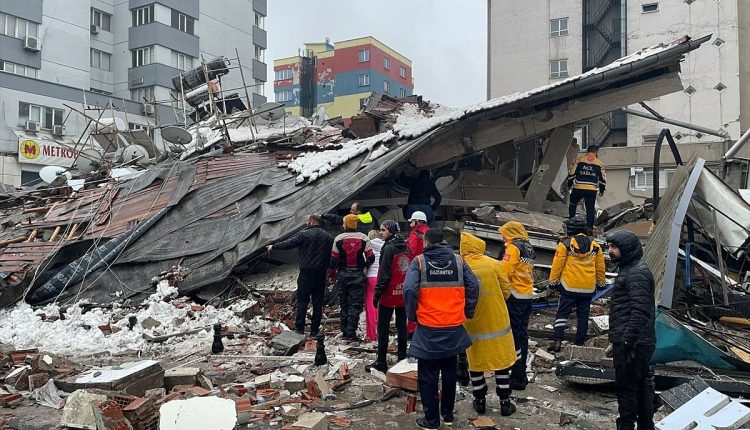نائب الرئيس التركي يعلن في أحدث حصيلة وفاة 284 شخصا وإصابة 2323 آخرين جراء الزلزال