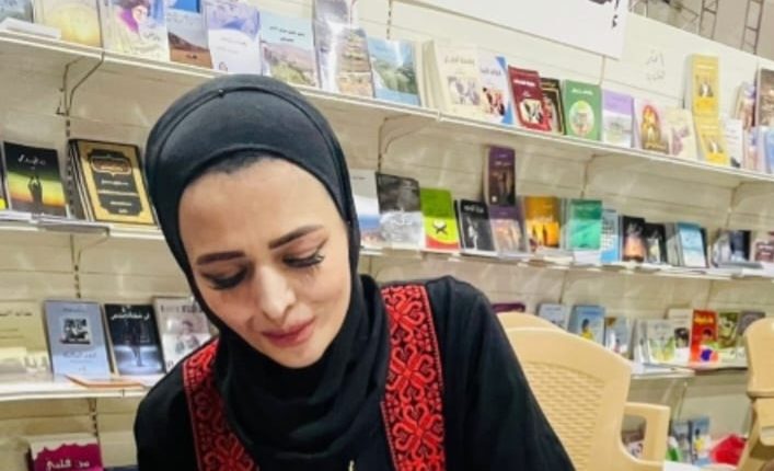 ابو عليان تشهر كتابها في جناح اتحاد الكتاب بمعرض الكتاب الرمضاني