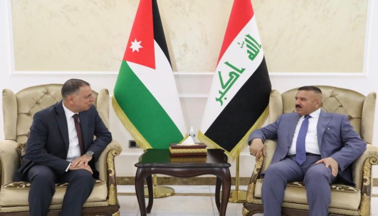 وزير الداخلية يلتقي نظيره العراقي في بغداد