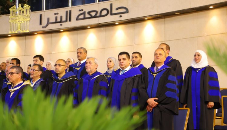 رئيس جامعة البترا في حفل تخريج طلبة الفصل الثاني: جامعة البترا تفتتح التسجيل لكلية طب الأسنان مع مطلع الدراسي الأول من هذا العام.