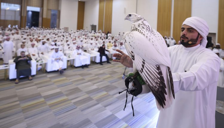 صقارو العالم يجتمعون في أبوظبي بمزاد جديد للصقور