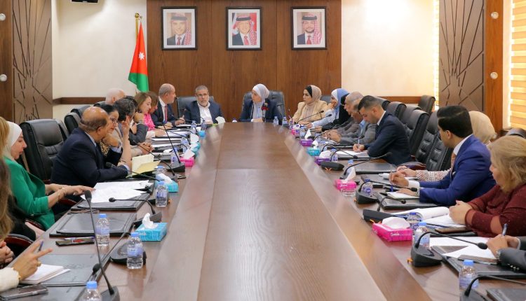 “الأسرة النيابية”: توصيات لإيجاد حل جذري لـ”انتهاكات” تتعرض لها معلمات في القطاع الخاص