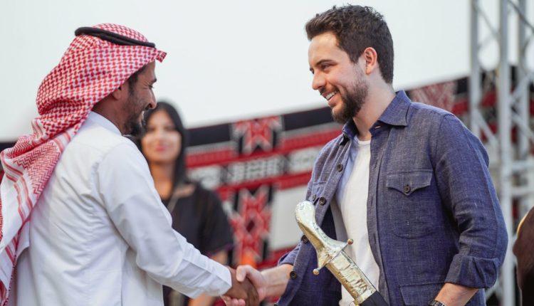 ولي العهد يتوج الفائزين بسباقات الهجن