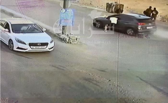 سائق مركبة يجر مواطن بسرعة جنونية لمئات الامتار في منطقة البتراوي بالزرقاء.تفاصيل