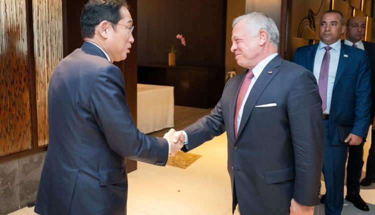 الملك يلتقي رئيس الوزراء الياباني ويبحثان العلاقات الثنائية والأوضاع في غزة