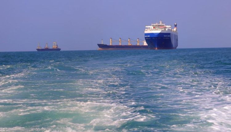 الشركة المشغلة  : السفينة التي هاجمها الحوثيين تواصل إبحارها