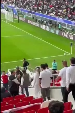 الأمير الحسين يتوجه من منصة كبار الشخصيات إلى المدرجات بين الجماهير الأردنية