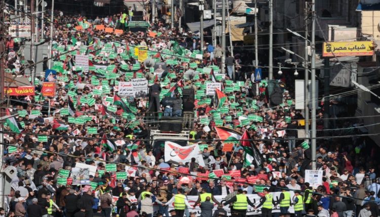 مسيرات حاشدة في محافظات المملكة تندد بالعدوان الإسرائيلي  على غزة