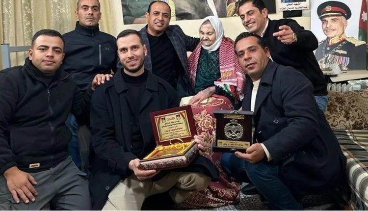 عالجت جنودا أردنيين في الـ 67.. قيادة “ميداني نابلس” تزور الحاجة الفلسطينية آمنة واكد