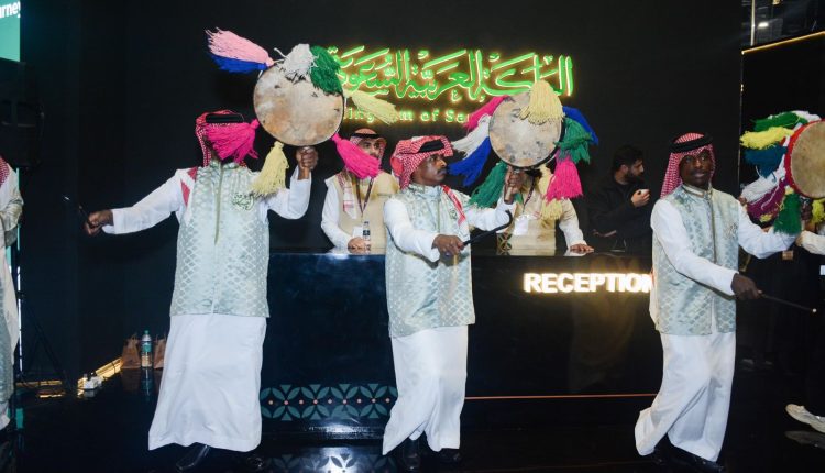 “العرضة السعودية” تُبهر الجمهور الهندي في معرض نيودلهي الدولي للكتاب 2024