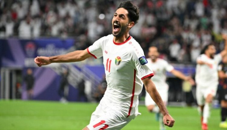 لاعب المنتخب النعيمات يطمئن الجماهير بعد خروجه مصاباً