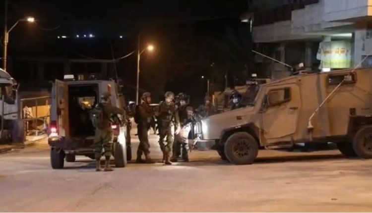 قوات الاحتلال تقتحم نابلس 25 آلية عسكرية من الجهة الغربية واعتقلت شبان